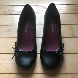 Black heel with a bow